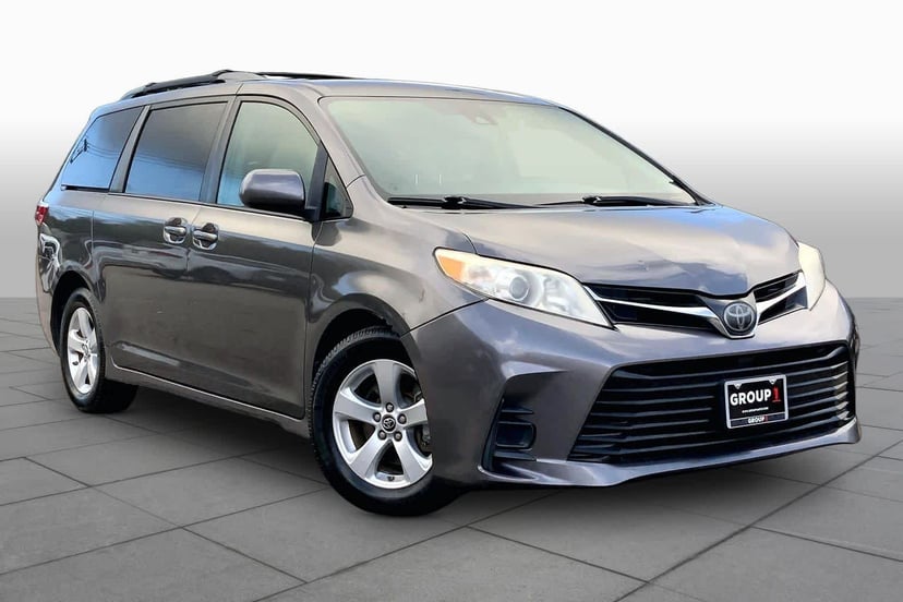 2018 Toyota Sienna - Image 2