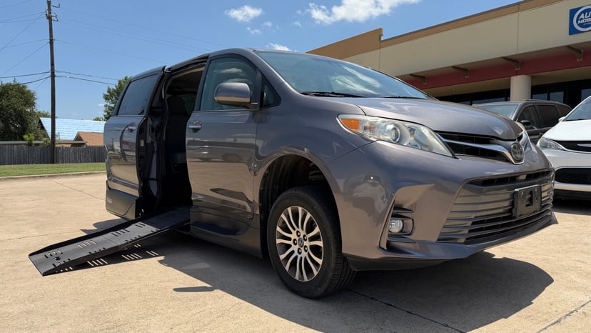2019 Toyota Sienna - Image 1