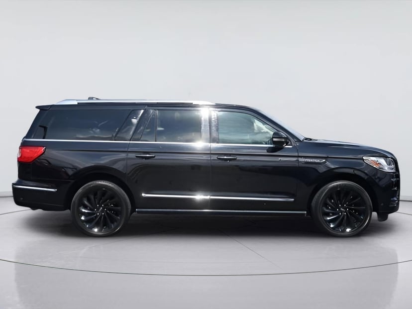 2020 Lincoln Navigator L - Image 2