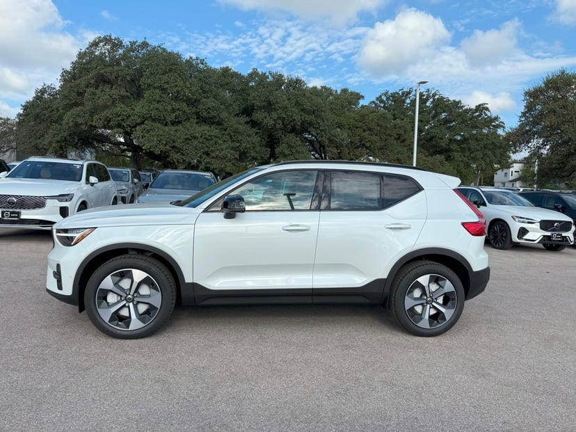 2026 Volvo XC40 - Image 2