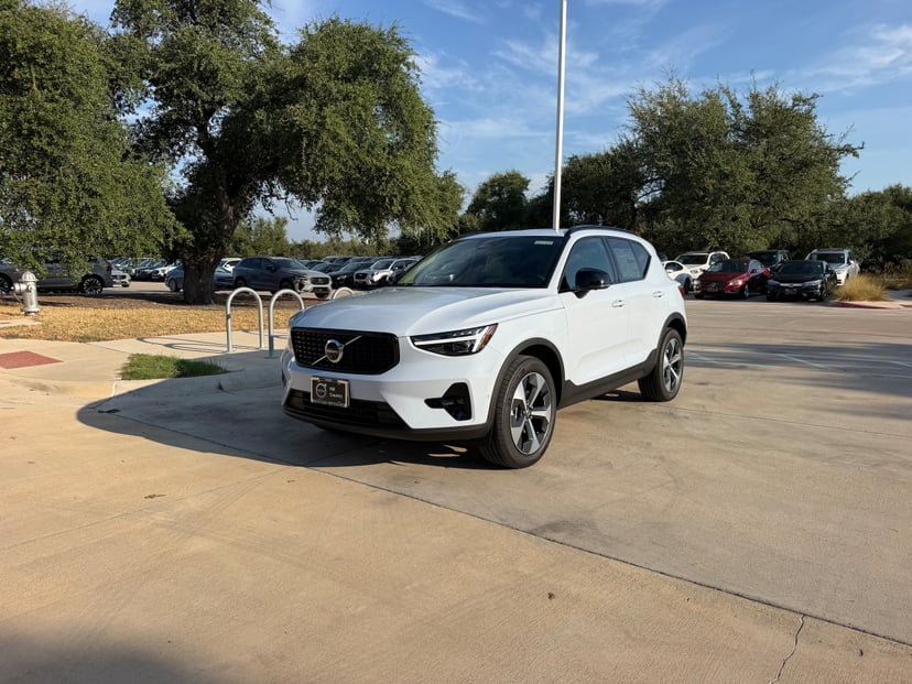 2026 Volvo XC40 - Image 1