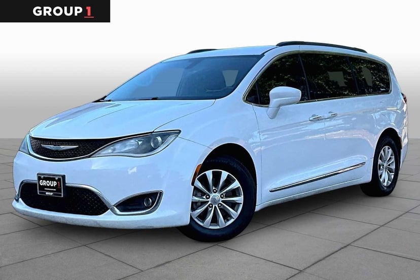 2017 Chrysler Pacifica - Image 2