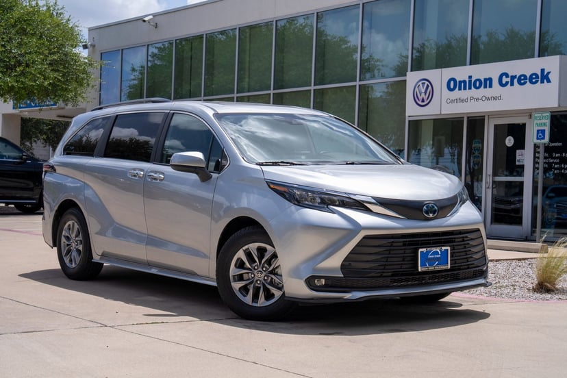 2025 Toyota Sienna - Image 1
