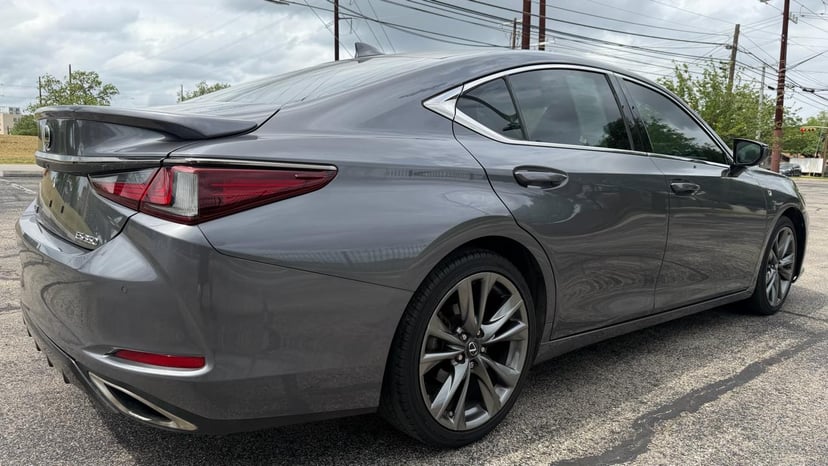2021 Lexus ES - Image 2