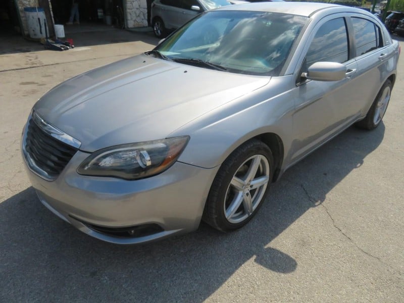 2014 Chrysler 200 - Image 2
