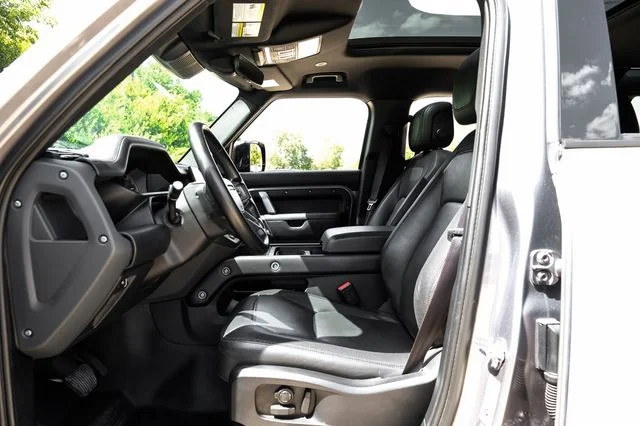 2023 Land Rover Defender - Image 3