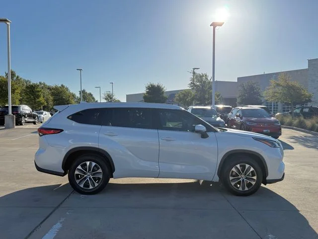2022 Toyota Highlander - Image 2