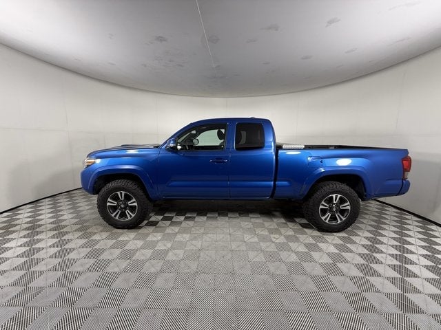 2016 Toyota Tacoma - Image 2