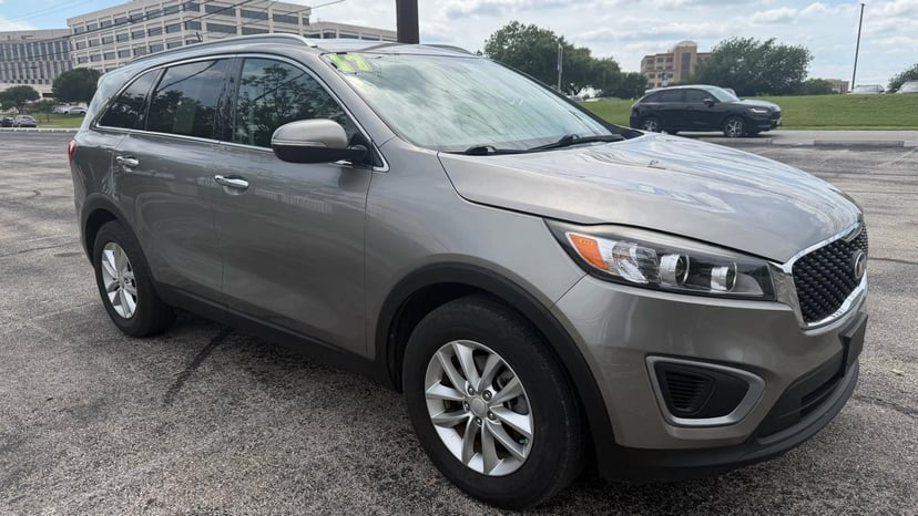 2017 Kia Sorento - Image 2