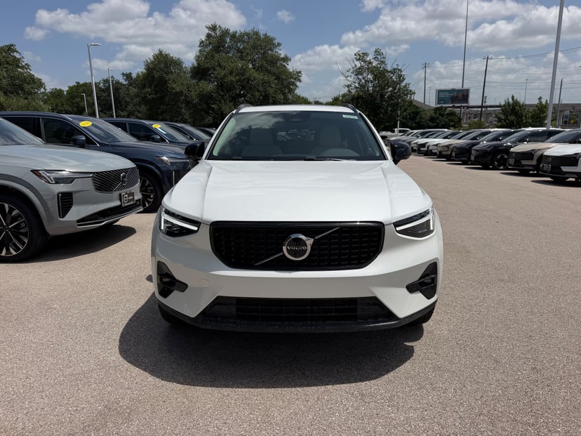 2026 Volvo XC40 - Image 3
