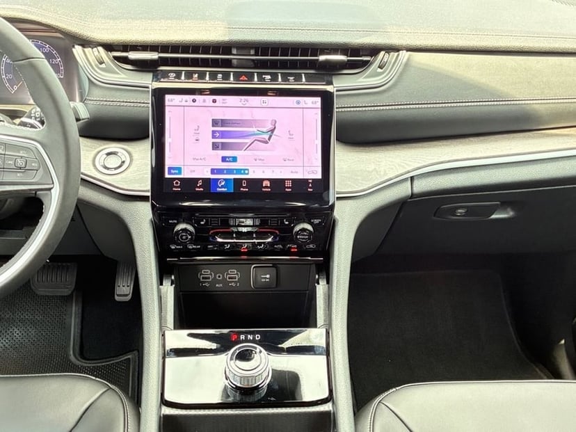 2025 Jeep Grand Cherokee - Image 2