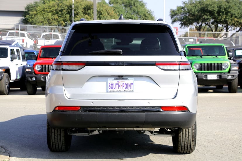 2025 Jeep Grand Cherokee - Image 3