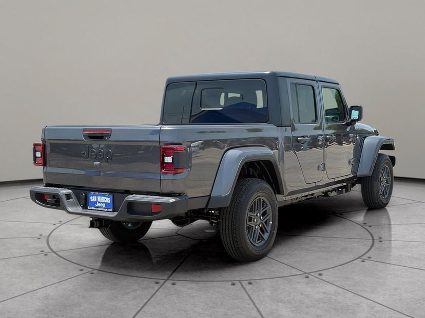 2026 Jeep Gladiator - Image 3