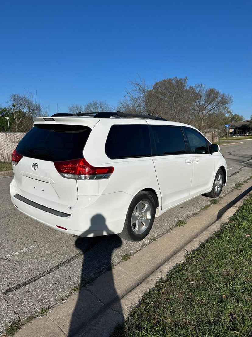 2012 Toyota Sienna - Image 2