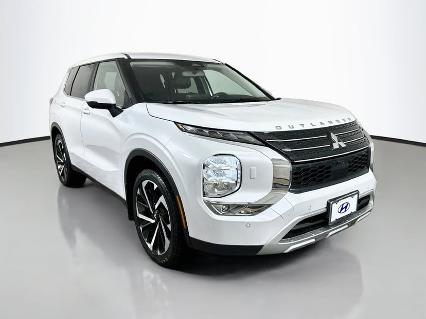 2024 Mitsubishi Outlander - Image 1