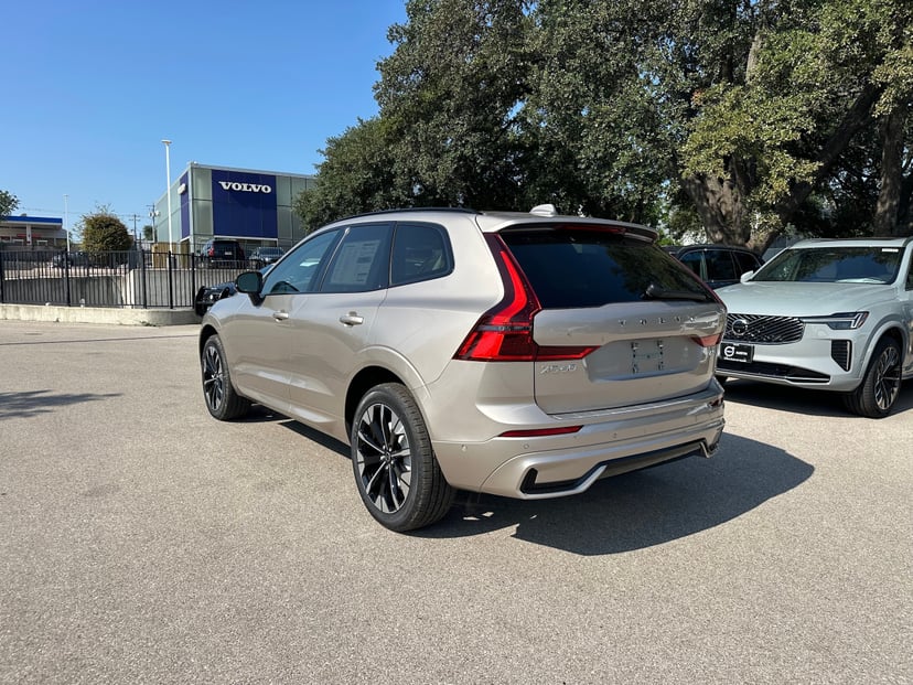 2026 Volvo XC60 - Image 3