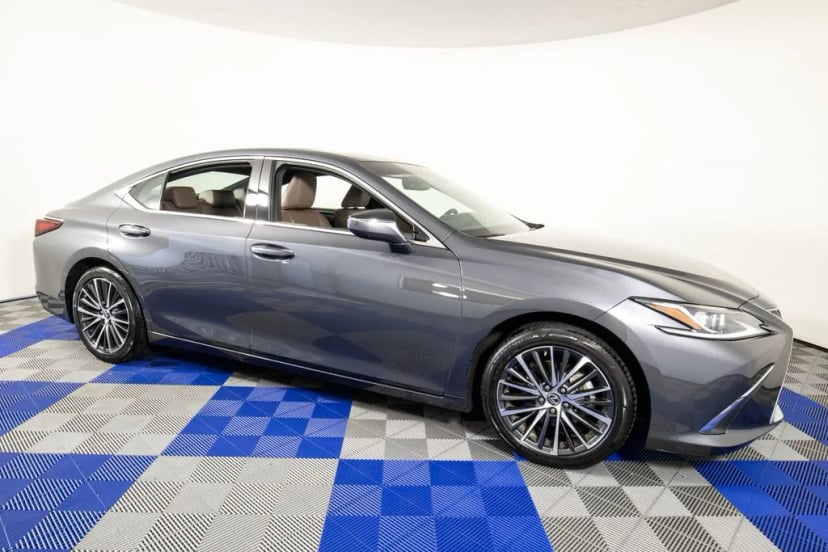 2023 Lexus ES - Image 2