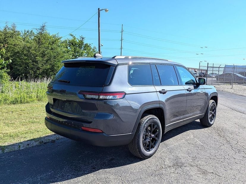 2025 Jeep Grand Cherokee L - Image 3