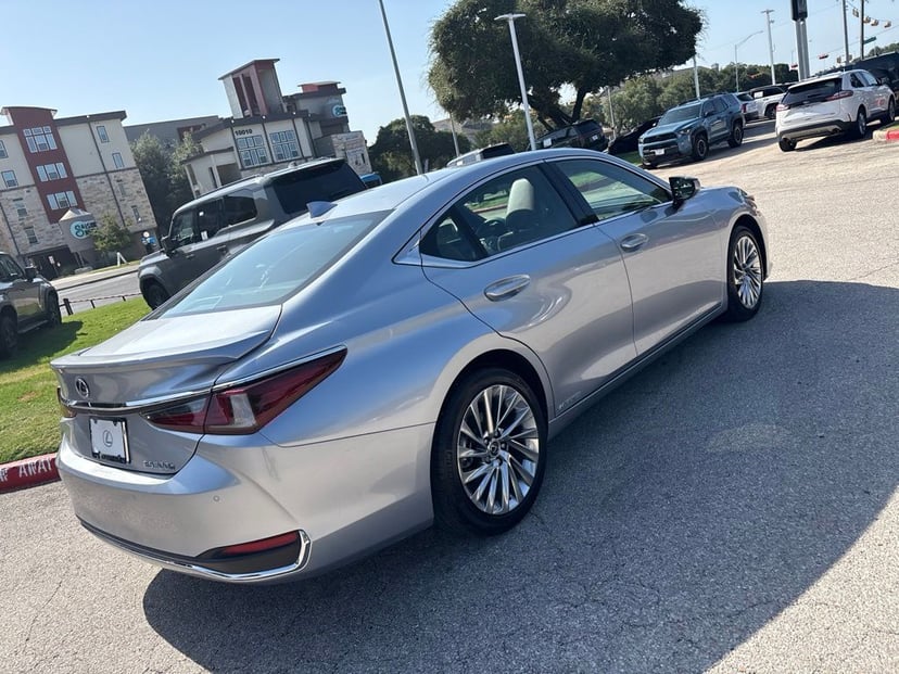 2022 Lexus ES - Image 3