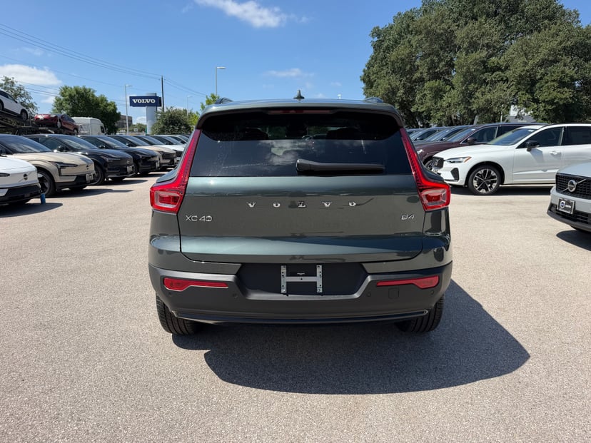 2026 Volvo XC40 - Image 2