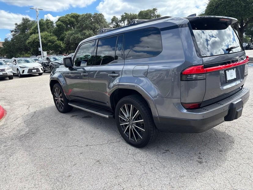 2024 Lexus GX - Image 3