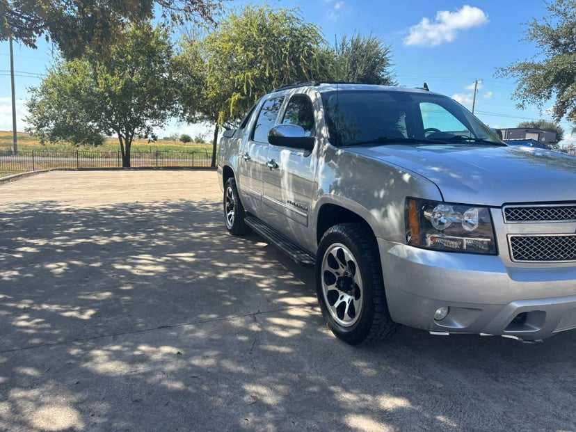 2010 Chevrolet avalanche - Image 1