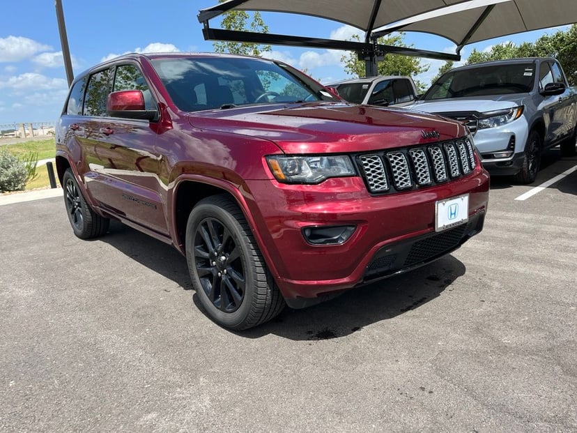 2017 Jeep Grand Cherokee - Image 2