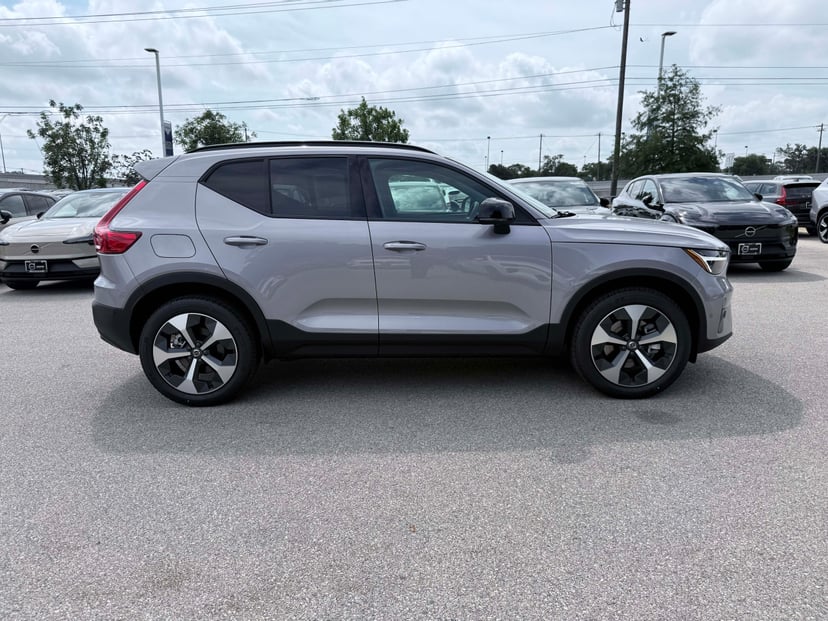 2026 Volvo XC40 - Image 3
