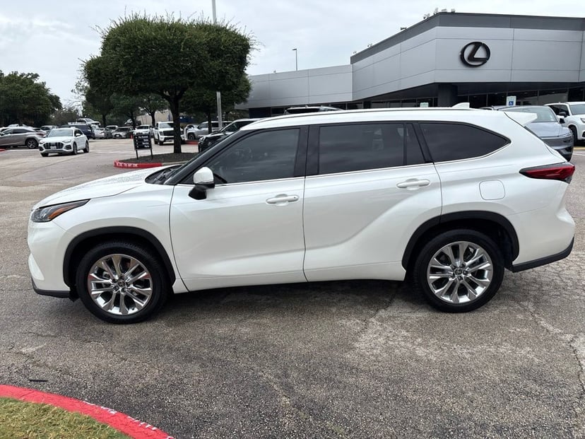 2021 Toyota Highlander - Image 2