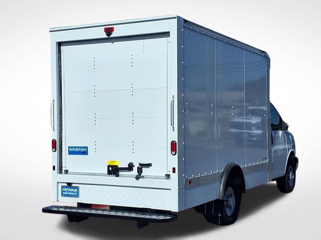 2025 Chevrolet Express Cutaway - Image 3