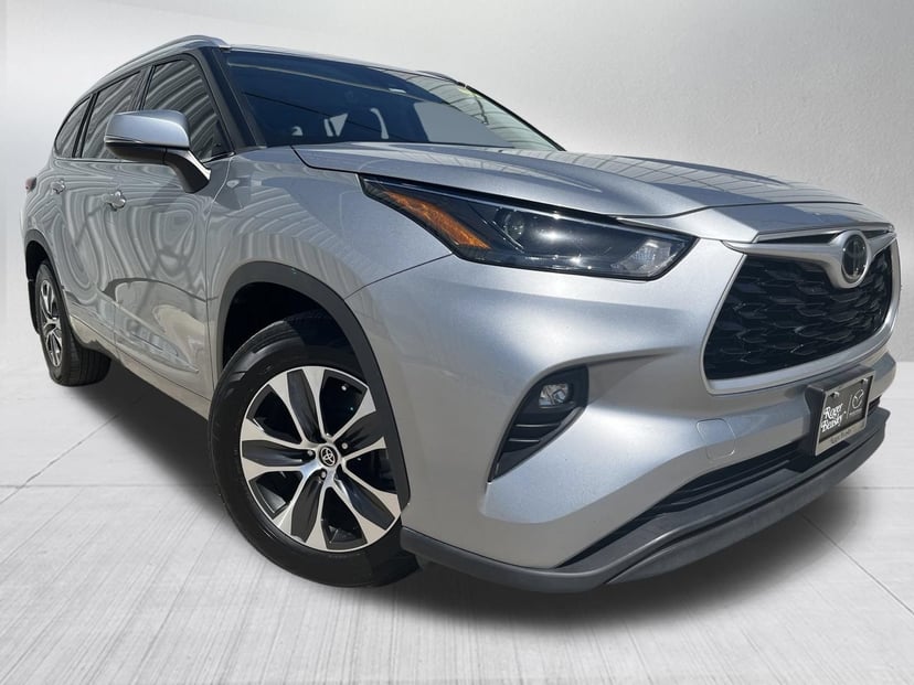 2022 Toyota Highlander - Image 2