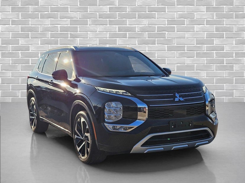 2023 Mitsubishi Outlander - Image 1