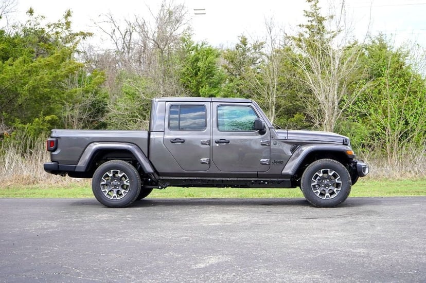 2026 Jeep Gladiator - Image 2