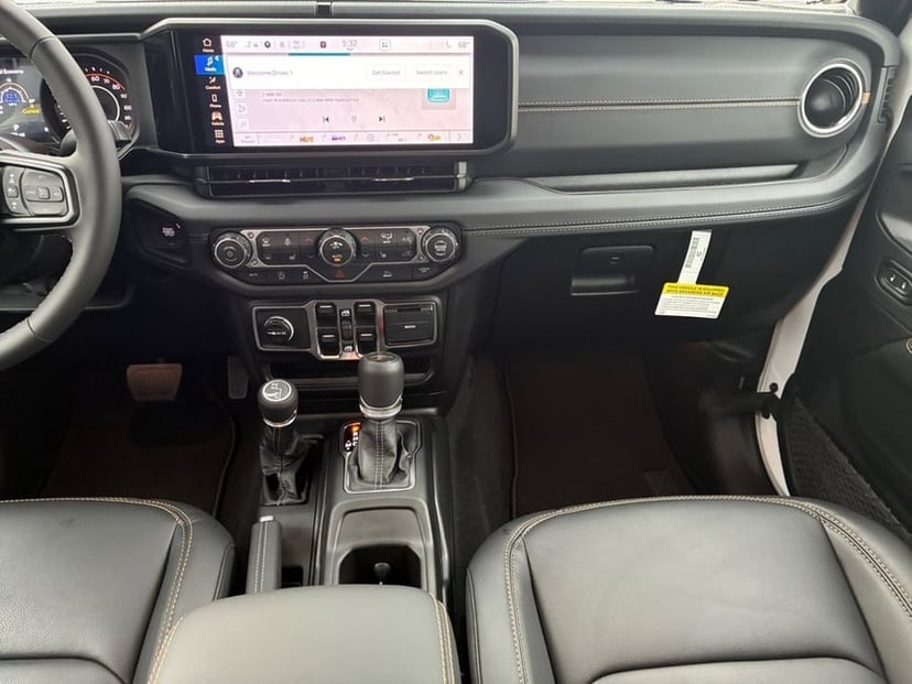 2026 Jeep Gladiator - Image 2