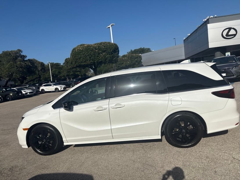 2023 Honda Odyssey - Image 2