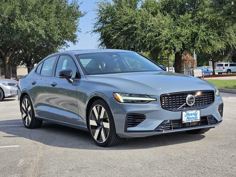 2023 Volvo S60 Recharge Plug-In Hybrid - Image 2