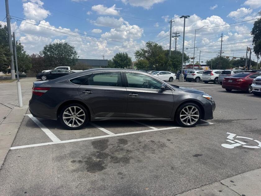 2015 Toyota Avalon - Image 2