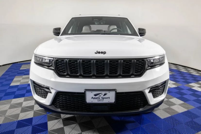 2025 Jeep Grand Cherokee - Image 3