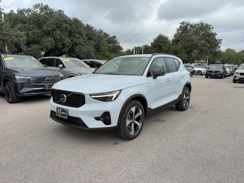 2026 Volvo XC40 - Image 1