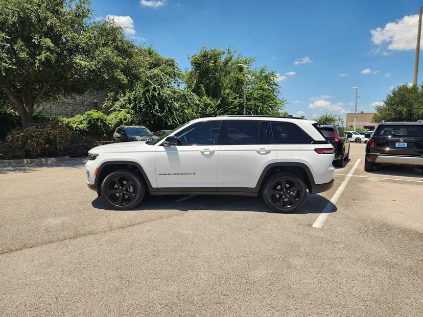 2023 Jeep Grand Cherokee - Image 2