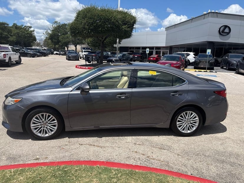 2015 Lexus ES - Image 2