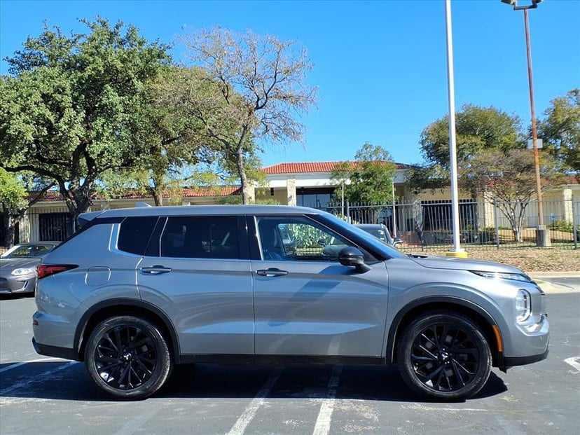 2024 Mitsubishi Outlander - Image 1