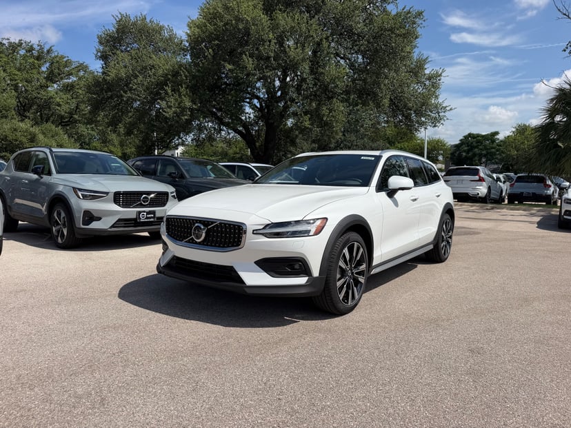 2026 Volvo V60 Cross Country - Image 1