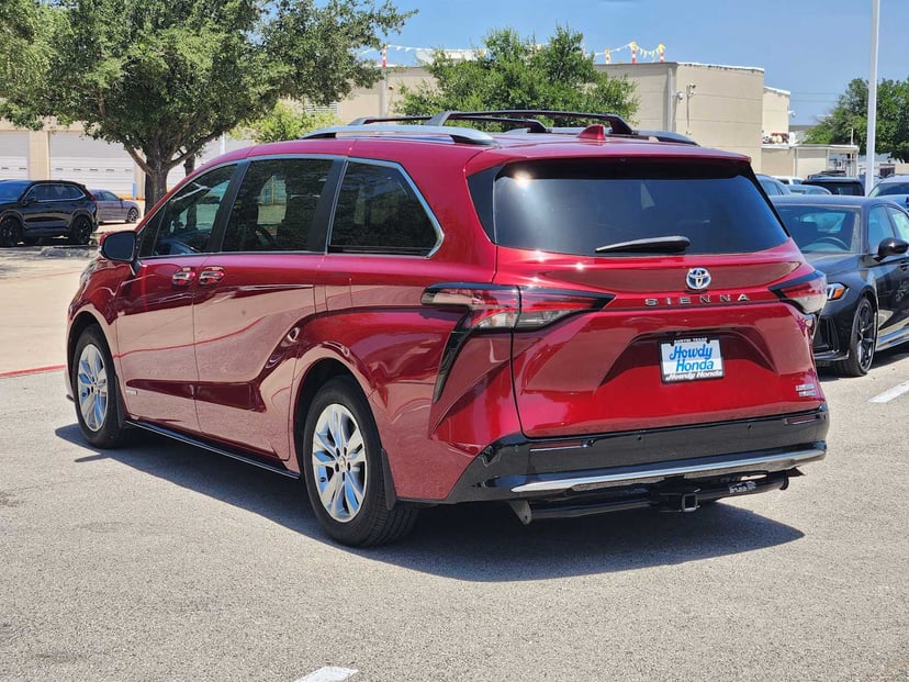 2021 Toyota Sienna - Image 3