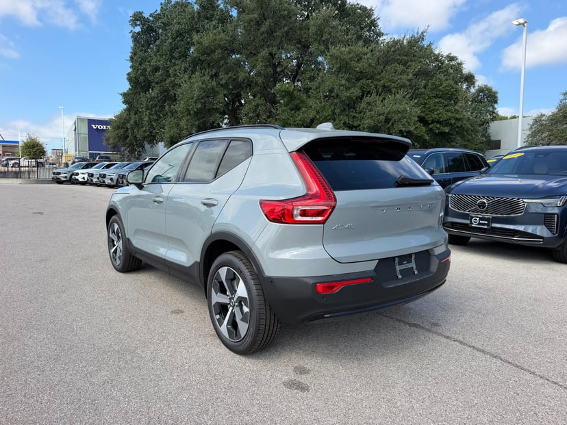2026 Volvo XC40 - Image 2