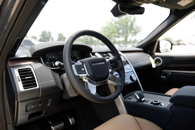 2026 Land Rover Discovery - Image 3