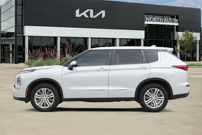 2022 Mitsubishi Outlander - Image 2