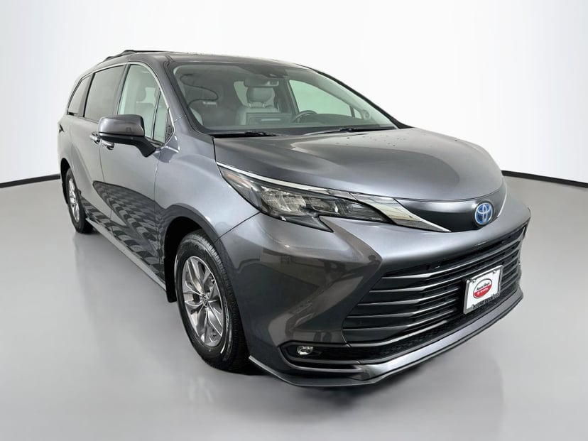 2025 Toyota Sienna - Image 1