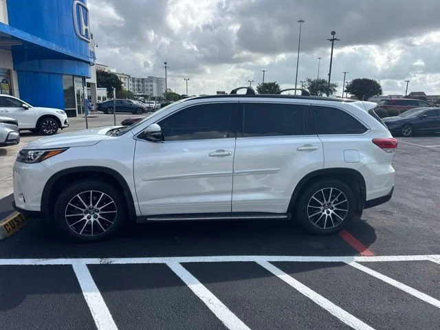 2017 Toyota Highlander - Image 2
