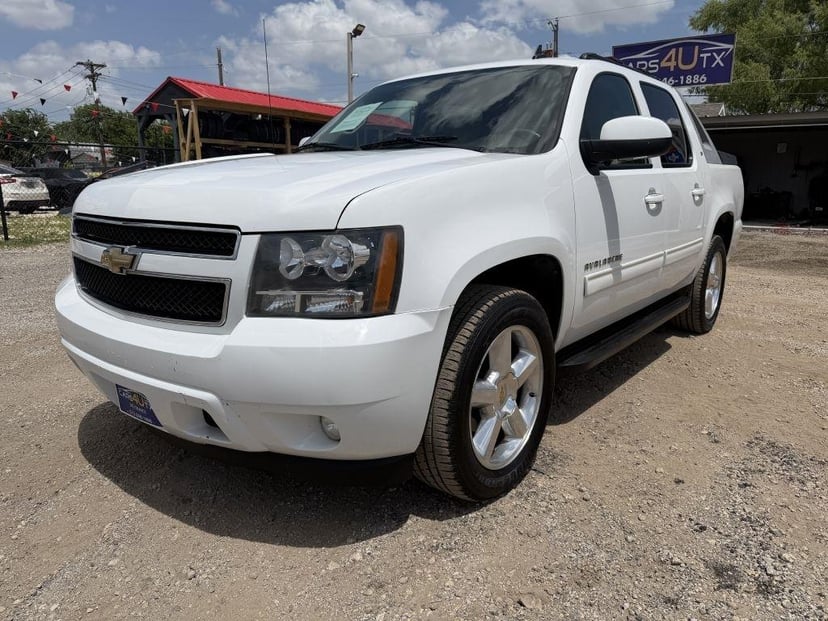 2010 Chevrolet Avalanche - Image 3